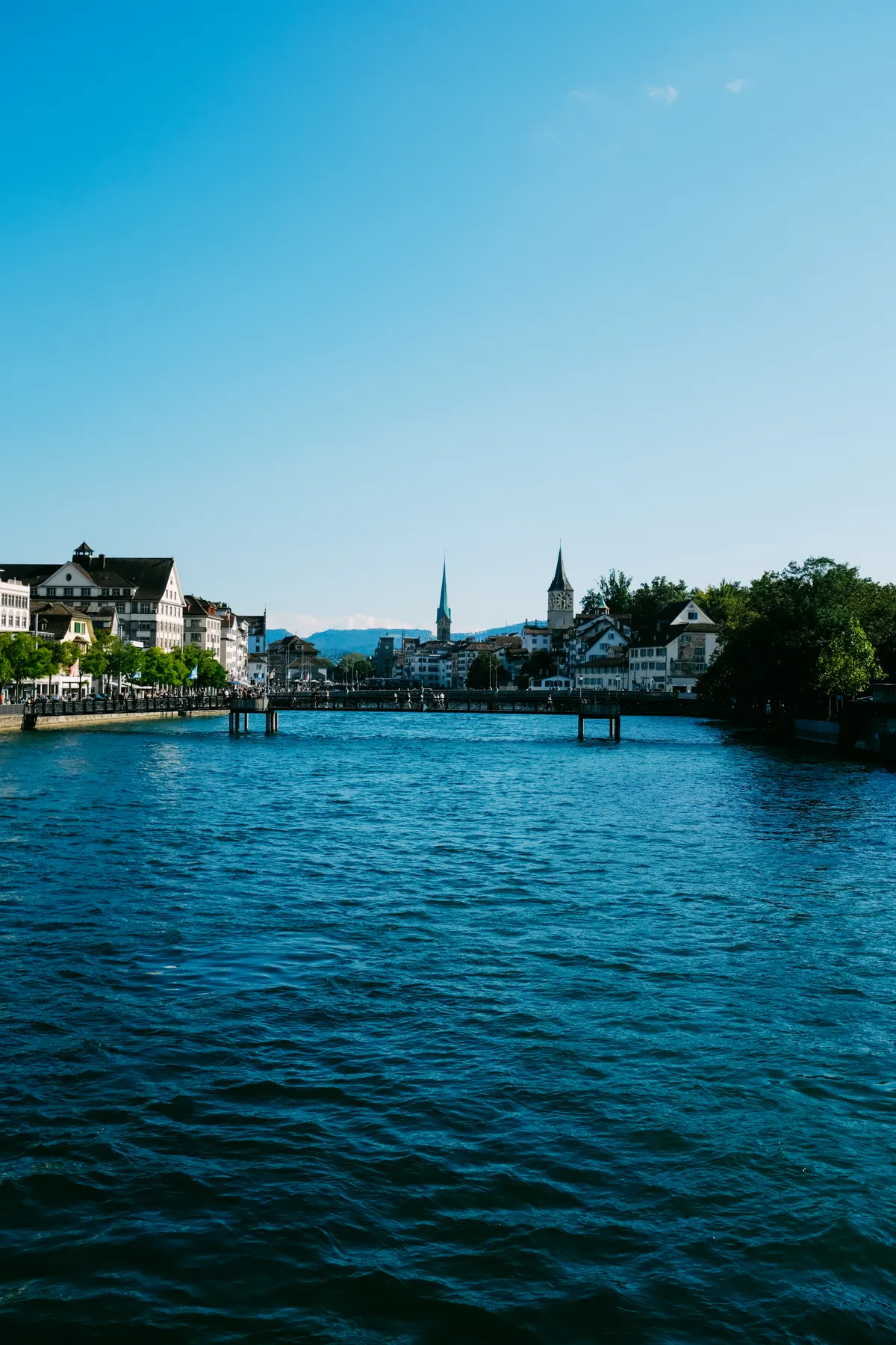 Blick über die Limmat auf die Zürcher Altstadt