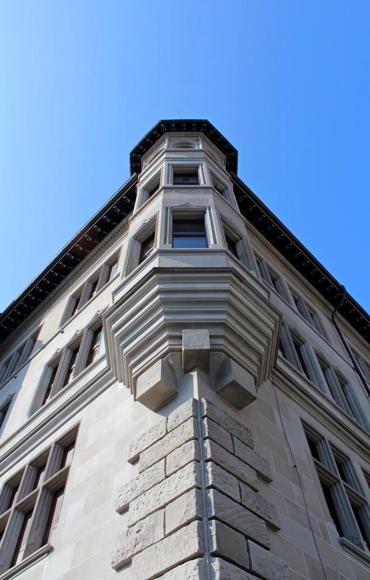 Fassade eines historischen Gebäudes in Zürich