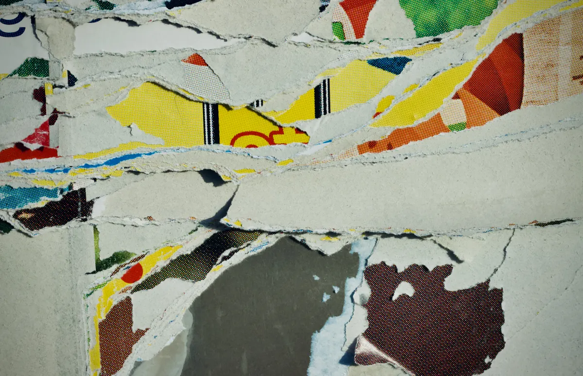Abstrakte Collage aus gerissenen, farbigen Papierschichten