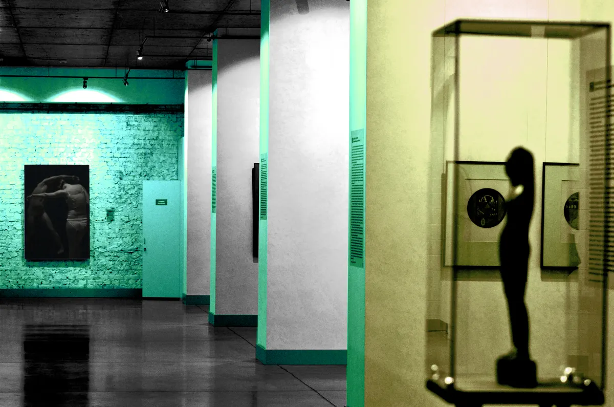 Ausstellungsraum mit grünen und weissen Wänden und Bildschirmen