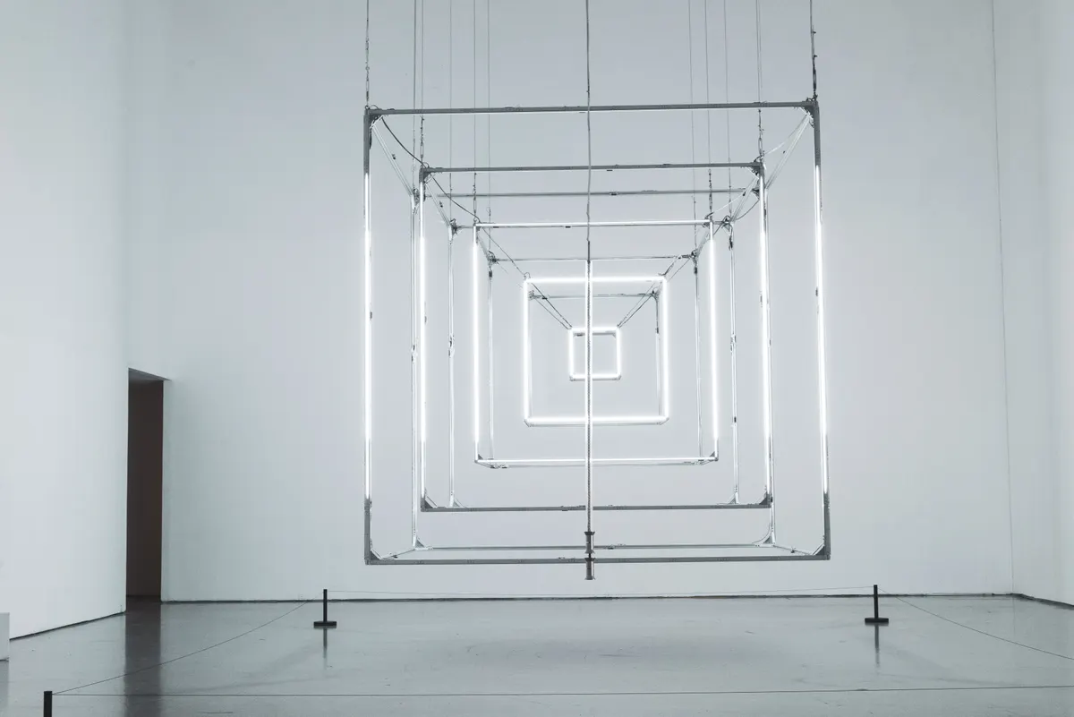 Geometrische Lichtinstallation in einem weissen Ausstellungsraum