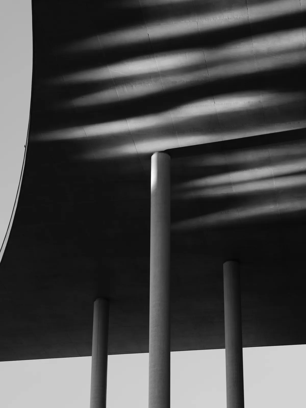 Architekturdetail in Schwarzweiss mit Licht und Schatten